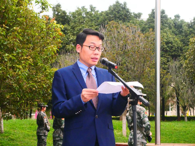 1601649584487940.jpg 学院副院长杨添富同志主持升国旗仪式.jpg