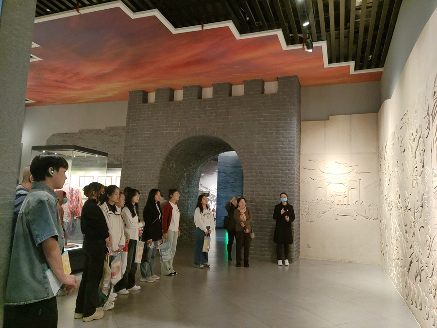 学习小组成员云南省博物馆展馆参观学习.jpg 学习小组成员云南省博物馆展馆参观学习.jpg