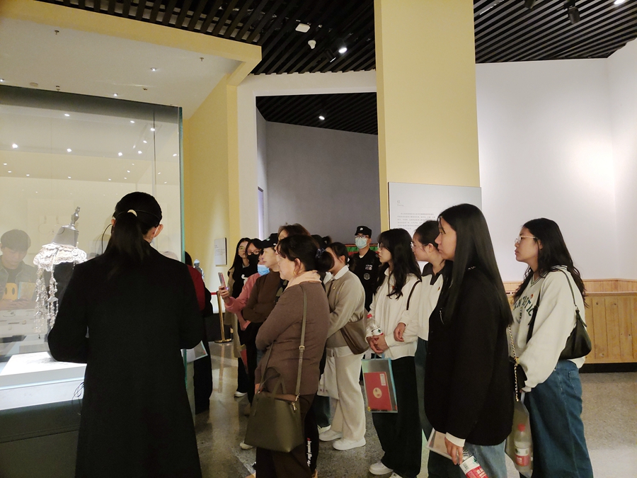 学习小组成员在元明清时期的云南展厅交流学习.jpg 学习小组成员在元明清时期的云南展厅交流学习.jpg