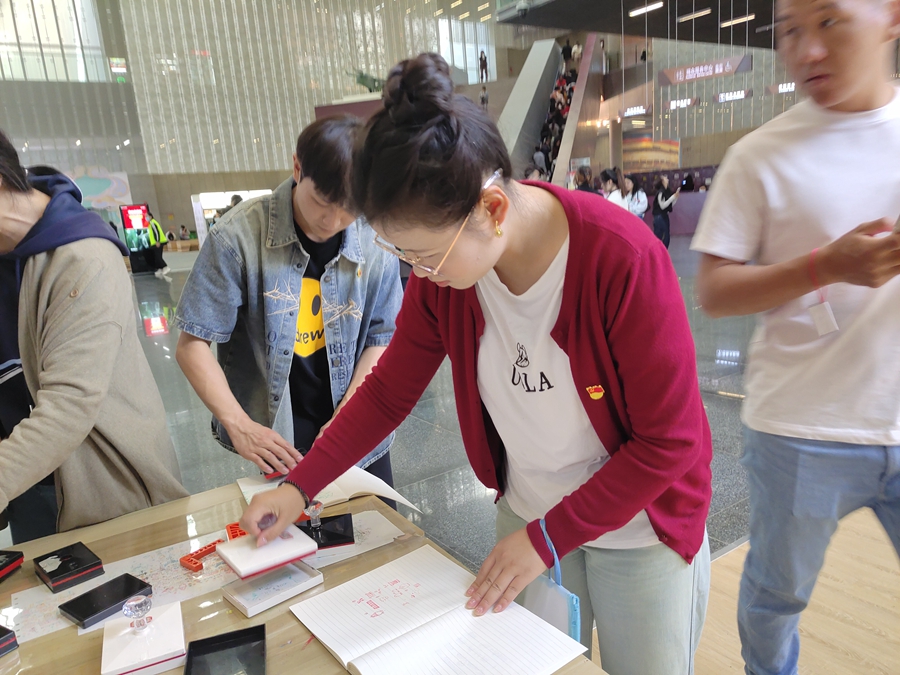 学习小组成员在云南省博物馆文创商店盖章纪念.jpg 学习小组成员在云南省博物馆文创商店盖章纪念.jpg