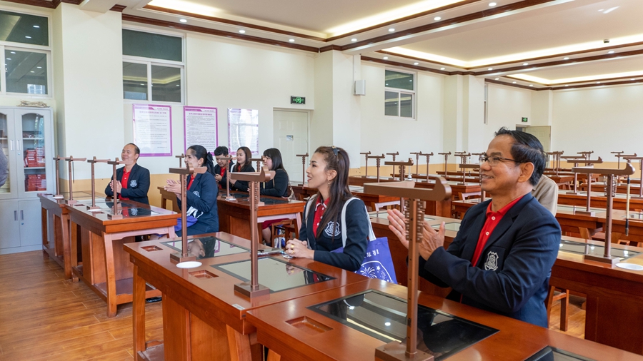 参观艺术传媒学院 (2) 参观艺术传媒学院 (2)